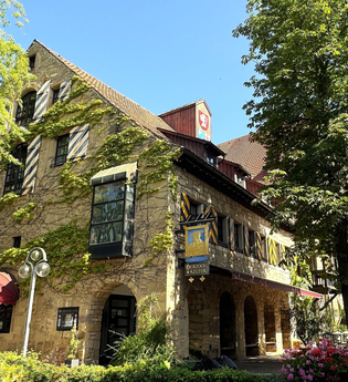 Außenansicht der Herzogskelter mit roten Markisen an einem sonnigen Tag | © Herzogskelter Güglingen