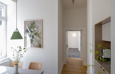 Hotelzimmer mit Küchenzeile und Esszimmer. Auf der Küchenzeile befindet sich eine Mikrowelle. | © Hotel Kredell