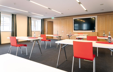 Im Tagungsraum stehen Tische und Stühle in Reihe | © Touristikgemeinschaft Hohenlohe e. V. | Hotel Anne-Sophie