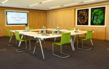 Der Tagungsraum ist als Block mit Tischen und grünen Stühlen eingerichet | © Touristikgemeinschaft Hohenlohe e. V. | Hotel Anne-Sophie