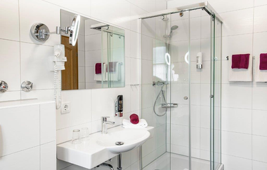Badezimmer mit Dusche und Waschbecken im Hotel-Restaurant Lamm | © Hotel-Restaurant Lamm Mosbach