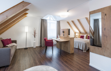 Doppelzimmer mit Schreibtisch und Couch im Hotel-Restaurant Lamm in Mosbach | © Hotel-Restaurant Lamm Mosbach