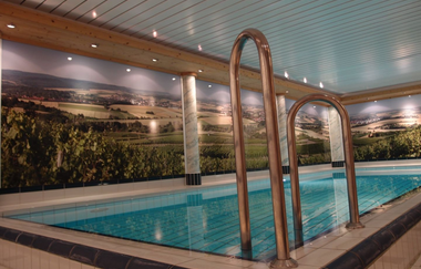Das Schwimmbecken mit beleuchetem Weinpanorama im Hintergrund | © Touristikgemeinschaft Hohenlohe e. V.