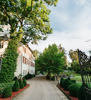 Hotel Schloss Lehen - Bad Friedrichshall - Hofauffahrt | © Hotel Schloss Lehen