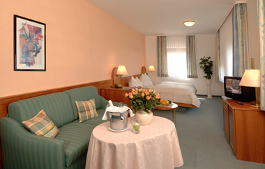 Doppelzimmer mit Couch | © Touristikgemeinschaft Hohenlohe e. V. | Hotel und Restaurant Bergfried
