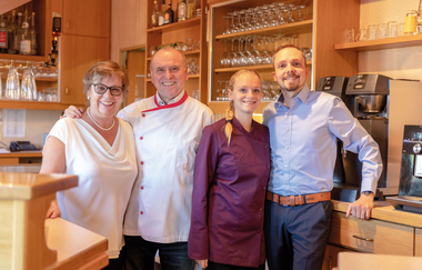 Inhaberfamilie Joiko  mit vier Personen | © Touristikgemeinschaft Hohenlohe e. V. | Hotel und Restaurant Bergfried