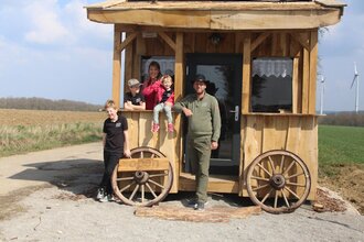 Humpfer Ranch GmbH_Familie Humpfer am Versorgungsautomat_Store | © Hohenlohe + Schwäbisch Hall Tourismus e. V.