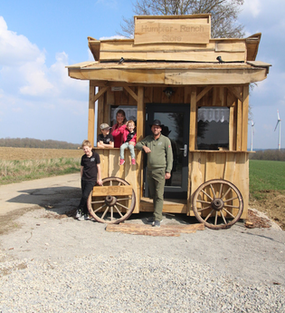 Humpfer Ranch GmbH_Familie Humpfer am Versorgungsautomat_Store | © Hohenlohe + Schwäbisch Hall Tourismus e. V.