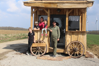 Humpfer Ranch GmbH_Familie Humpfer am Versorgungsautomat_Store | © Hohenlohe + Schwäbisch Hall Tourismus e. V.