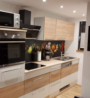 Einbauküche mit Küchenzeile, Mikroweller und rechts das TV-Gerät | © Touristikgemeinschaft Hohenlohe e. V. | Jäger und Keller GbR