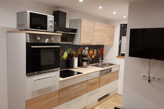 Einbauküche mit Küchenzeile, Mikroweller und rechts das TV-Gerät | © Touristikgemeinschaft Hohenlohe e. V. | Jäger und Keller GbR