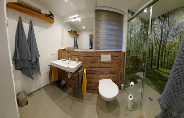 Badezimmer mit begehbarer Dusche, WC und Waschbecken | © Touristikgemeinschaft Hohenlohe e. V. | Jäger und Keller GbR