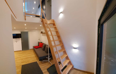 Eine Treppe führt zum Schlafzimmer im Obergeschoss | © Touristikgemeinschaft Hohenlohe e. V. |  Jäger und Keller GbR