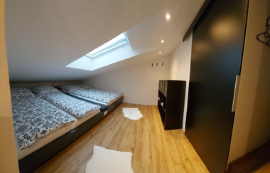 Schlafzimmer mit Doppelbett und Einbauschrank | © Touristikgemeinschaft Hohenlohe e. V. | Jäger und Keller GbR