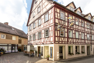 Das Hotel hat außen ein schönes Fachwerk | © Touristikgemeinschaft Hohenlohe e. V. | Jägers Landhaus Rössle
