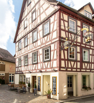 Das Hotel hat außen ein schönes Fachwerk | © Touristikgemeinschaft Hohenlohe e. V. | Jägers Landhaus Rössle