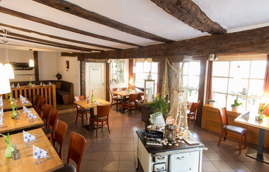 Der Innenraum im Restaurant ist mit rustikalem Ambiente mit Holztischen ausgestattet. | © Touristikgemeinschaft Hohenlohe e. V. | Jägers Landhaus Rössle