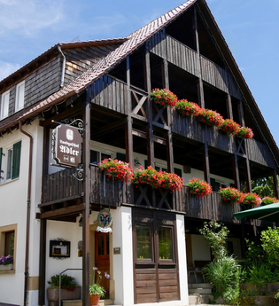 Außenansicht Landgasthof Adler mit Balkon und Blumen | © Touristikgemeinschaft Hohenlohe e. V. | Landgasthof Adler