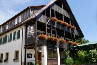 Außenansicht Landgasthof Adler mit Balkon und Blumen | © Touristikgemeinschaft Hohenlohe e. V. | Landgasthof Adler