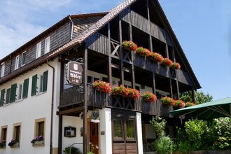 Außenansicht Landgasthof Adler mit Balkon und Blumen | © Touristikgemeinschaft Hohenlohe e. V. | Landgasthof Adler