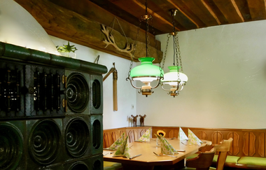 Restaurant mit Kachelofen und  gemütlicher Essecke | © Touristikgemeinschaft Hohenlohe e. V. | Landgasthof Adler