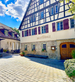 Außenansicht der Jagstmühle mit schönem Fachwerk | © Touristikgemeinschaft Hohenlohe e. V. | Jagsttal Beteiligung GmbH & Co. KG