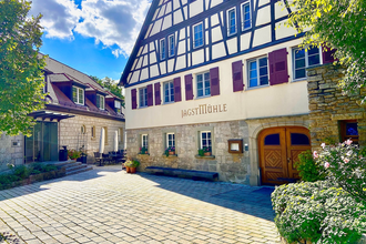 Außenansicht der Jagstmühle mit schönem Fachwerk | © Touristikgemeinschaft Hohenlohe e. V. | Jagsttal Beteiligung GmbH & Co. KG