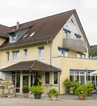 Der Landgasthof von außen mit der Terrasse | © Touristikgemeinschaft Hohenlohe e. V. | Landgasthof Lell