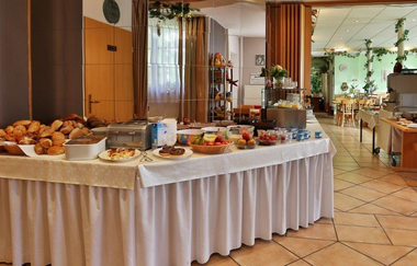 Buffet mit verschiedenen Backwaren, Aufstrichen und Obst in einem hellen Raum mit Fliesenboden und dekorativen Pflanzen | © Landgasthof Taubertal