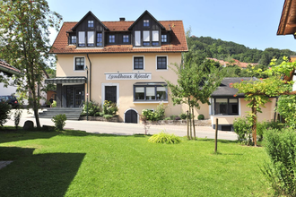 Das Rössle von außen mit schönem grünen Garten davor | © Touristikgemeinschaft Hohenlohe e. V.
