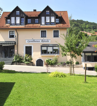 Das Rössle von außen mit schönem grünen Garten davor | © Touristikgemeinschaft Hohenlohe e. V.