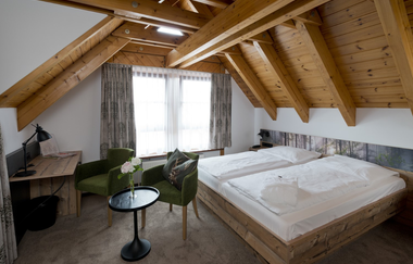 Zimmer im Landhotel Gasthof Krone mit Doppelbett und Sitzgelegenheit | © Touristikgemeinschaft Hohenlohe e. V. | Landhotel Gasthof Krone