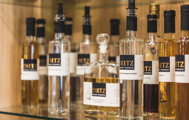 Destillate und Liköre nebeneinander aufgereiht | © Touristikgemeinschaft Hohenlohe e. V. | Landhotel Küffner