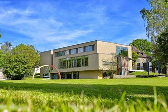 Außenansicht der Heimvolkshochschule mit Fenstern und grünem Garten | © Touristikgemeinschaft Hohenlohe e. V. | Ländliche Heimvolkshochschule Hohebuch