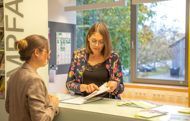 Eine Frau begrüßt einen Übernachtungsgast | © Touristikgemeinschaft Hohenlohe e. V. | Ländliche Heimvolkshochschule Hohebuch