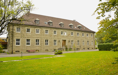 Außenansicht des Gästehauses mit grünem Gartenbereich | © Touristikgemeinschaft Hohenlohe e. V. |  Ländliche Heimvolkshochschule Hohebuch