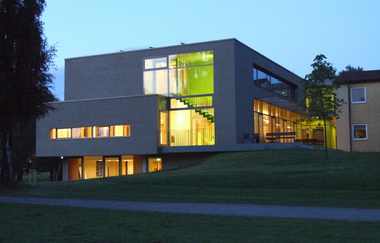 Beleuchtete Heimvolkshochschule bei Nacht | © Touristikgemeinschaft Hohenlohe e. V. | Ländliche Heimvolkshochschule Hohebuch