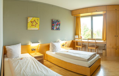 Doppelzimmer mit zwei getrennten Betten | © Touristikgemeinschaft Hohenlohe e. V.  | Ländliche Heimvolkshochschule Hohebuch