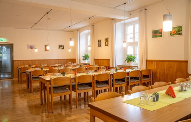 Speisesaal mit Tischen und Stühlen | © Touristikgemeinschaft Hohenlohe e. V.  | Ländliche Heimvolkshochschule Hohebuch