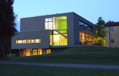 Beleuchtete Heimvolkshochschule bei Nacht | © Touristikgemeinschaft Hohenlohe e. V. | Ländliche Heimvolkshochschule Hohebuch