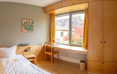 Einzelzimmer mit Bett und großem, hellem Fenster | © Touristikgemeinschaft Hohenlohe e. V. | Ländliche Heimvolkshochschule Hohebuch