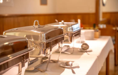 Buffet im Speisesaal mit Wärmebehältern | © Touristikgemeinschaft Hohenlohe e. V.  | Ländliche Heimvolkshochschule Hohebuch