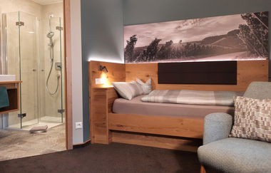 Einzelzimmer mit Bett und Sessel | © Landpension Kohler