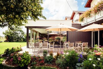 Frühstücksterrasse mit vielen Tischen und Stühlen und Schirmen | © Landpension Kohler