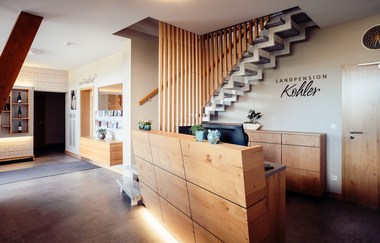 Rezeption mit Sicht auf die Treppe | © Landpension Kohler