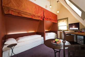 Blick in die Minisuite "Cuvée-Weinspitz" im Hotel Laurentius. Es ist ein Zweibettzimmer im Dachgeschoss. Die beiden Betten können jeweils getrennt voneinander mit einem Stoffrollo abgedunkelt werden. | © Unbekannt