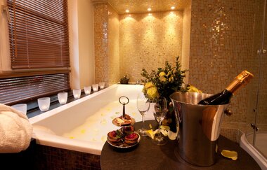 Blick auf die Private Spa Suite "König Riesling" im Hotel Laurentius in Weikersheim. | © Unbekannt