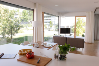 Von der Küchenzeile hat man einen schönen Blick über den Wohnbereich ins Grüne | © Touristikgemeinschaft Hohenlohe e. V. |  Werbeagentur Neckarmedia