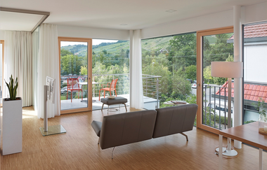 Vom Sofa hat man einen schönen Ausblick auf die Weinberge | © Touristikgemeinschaft Hohenlohe e. V. | Werbeagentur Neckarmedia, Heilbronn