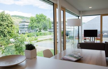 Wohnzimmer mit Couch und TV | © Touristikgemeinschaft Hohenlohe e. V. | Werbeagentur Neckarmedia, Heilbronn